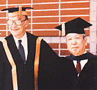 ライト大学にてグレス学長と加計理事長（当時）